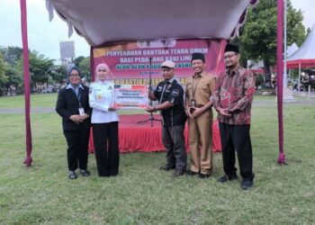 Percantik Kota, Bupati Kendal Serahkan Bantuan Tenda kepada PKL