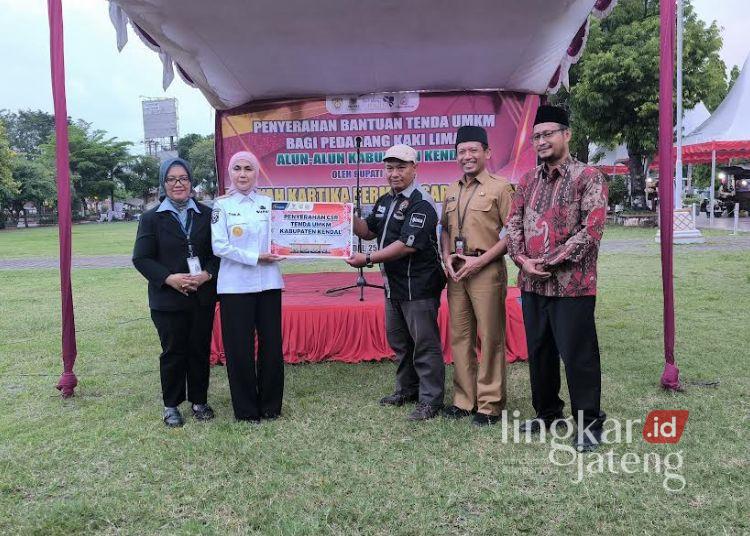 Percantik Kota, Bupati Kendal Serahkan Bantuan Tenda kepada PKL 25 Bupati Kendal Dyah Kartika Permanasari menyerahkan bantuan tenda PKL di Alun-alun Kendal, Senin, 26 Mei 2026. (Anik Kustiani/Lingkarjateng.id)