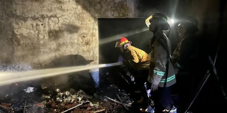 Petugas melakukan pendinginan terhadap rumah yang mengalami kebakaran di Desa Getas Pejaten, Kecamatan Jati, Kabupaten Kudus, Jawa Tengah, Senin, 18 Mei 2026 dini hari. (Dok. Pribadi/Lingkarjateng.id)