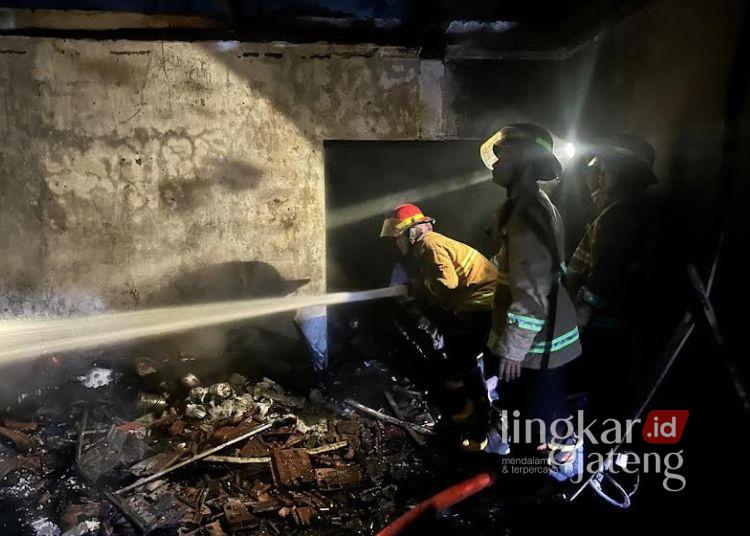 Kebakaran Rumah di Kudus Dini Hari, 2 Lansia Ditemukan Meninggal Dunia 25 Petugas melakukan pendinginan terhadap rumah yang mengalami kebakaran di Desa Getas Pejaten, Kecamatan Jati, Kabupaten Kudus, Jawa Tengah, Senin, 18 Mei 2026 dini hari. (Dok. Pribadi/Lingkarjateng.id)