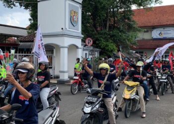 May Day 2026, Ratusan buruh mengikuti konvoi motor dari Alun-Alun Kaliwungu “Motoran dan Ngopi Bareng” mengedepankan ketertiban dan keamanan. Foto : Elza Nur Fauziah/ Lingkar