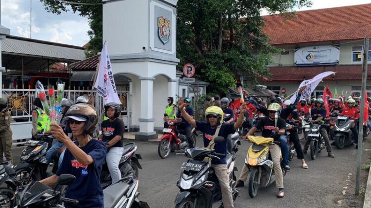May Day 2026, Ratusan buruh mengikuti konvoi motor dari Alun-Alun Kaliwungu “Motoran dan Ngopi Bareng” mengedepankan ketertiban dan keamanan. Foto : Elza Nur Fauziah/ Lingkar