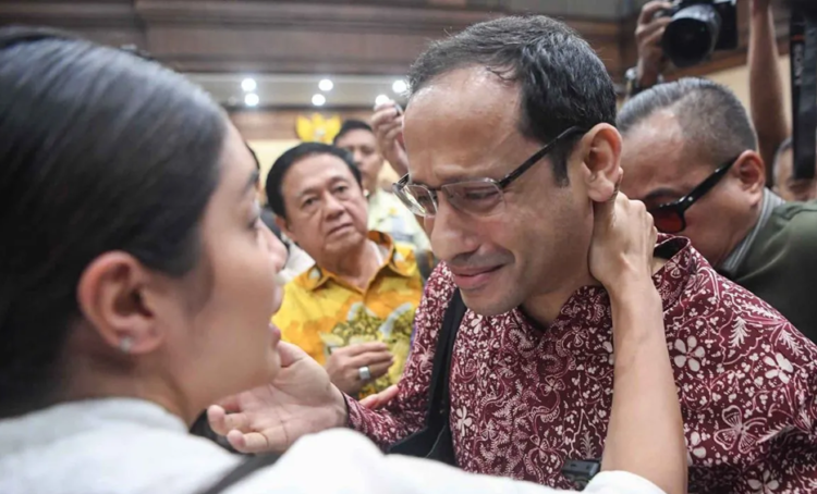 Terdakwa kasus dugaan korupsi pengadaan Chromebook Nadiem Makarim (kanan) memeluk istrinya Franka Franklin Makarim (kiri) usai sidang tuntutan di Pengadilan Tipikor, Jakarta, Rabu (13/5/2026). Foto : Dok. Antara/Lingkar