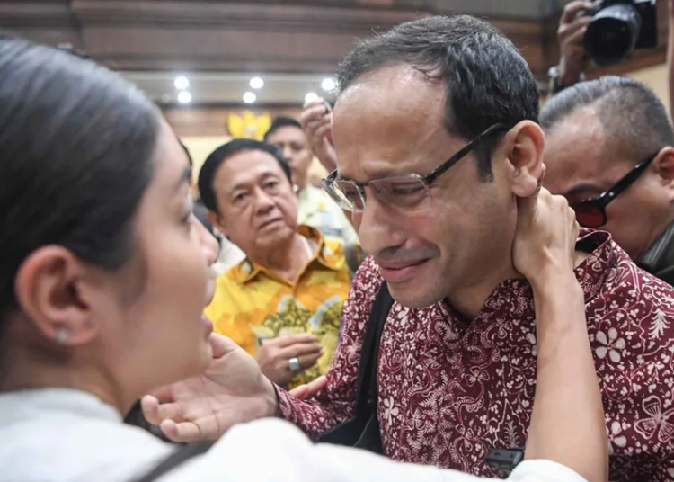 Terdakwa kasus dugaan korupsi pengadaan Chromebook Nadiem Makarim (kanan) memeluk istrinya Franka Franklin Makarim (kiri) usai sidang tuntutan di Pengadilan Tipikor, Jakarta, Rabu (13/5/2026). Foto : Dok. Antara/Lingkar