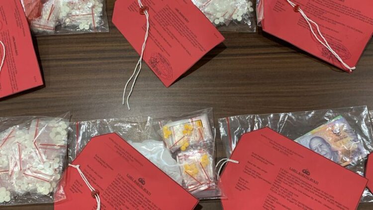 Tak Kapok, Residivis Kasus Narkoba Berhasil Dibekuk Polisi, Barang Bukti 5 Gram Sabu 25 Barang bukti narkoab jenis sabu seberat 5 gram yang berhasil diamankan Satresnarkoba Polres Kendal. Foto : Foto : Elza Nur Fauziah/Lingkar