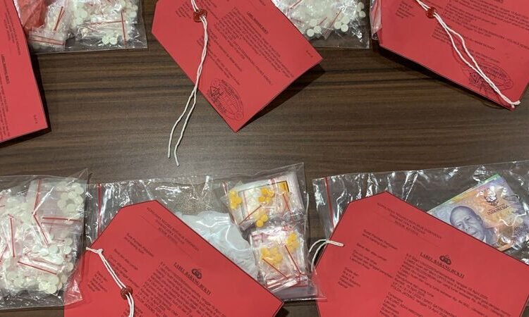 Tak Kapok, Residivis Kasus Narkoba Berhasil Dibekuk Polisi, Barang Bukti 5 Gram Sabu 25 Barang bukti narkoab jenis sabu seberat 5 gram yang berhasil diamankan Satresnarkoba Polres Kendal. Foto : Foto : Elza Nur Fauziah/Lingkar