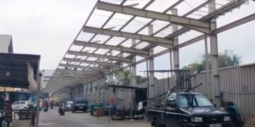 Kanopi Pelataran Timur Pasar Bitingan Kudus Dibongkar, Pedagang Protes 1 Kanopi di area pelataran timur Pasar Bitingan Kudus dibongkar pihak RSUD dr. Loekmonohadi, Rabu, 20 Mei 2026. (Ahmad Abror/Lingkarjateng.id)