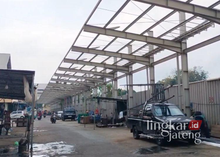 Kanopi Pelataran Timur Pasar Bitingan Kudus Dibongkar, Pedagang Protes 25 Kanopi di area pelataran timur Pasar Bitingan Kudus dibongkar pihak RSUD dr. Loekmonohadi, Rabu, 20 Mei 2026. (Ahmad Abror/Lingkarjateng.id)