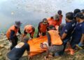 Proses evakuasi mayat pria tanpa identitas yang ditemukan mengapung di Embung Terpus Desa Beketel, Kecamatan Kayen, Kabupaten Pati pada Senin, 4 Mei 2026 pagi. (Dok. Pribadi/Lingkarjateng.id)