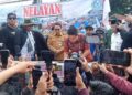 Ketua DPRD Pati Ali Badrudin menandatangani urat aspirasi dari para nelayan saat aksi demo di depan kantor bupati Pati, Senin 4 Mei 2026. (Lingkarjateng.id)