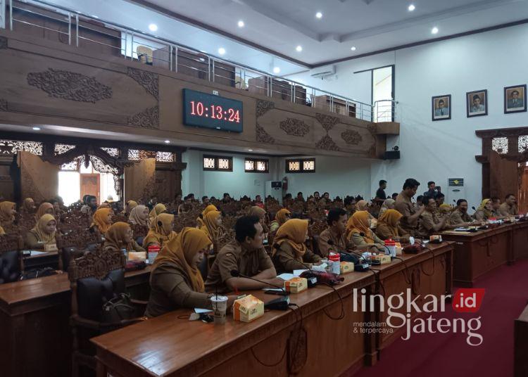 Datangi DPRD Pati, Guru PPPK Paruh Waktu Sambat Gaji di Bawah UMR 25 Puluhan guru yang tergabung dalam DPD PPPK Paruh Waktu saat audiensi dengan DPRD Pati di ruang sidang paripurna, Selasa, 5 Mei 2026. (Lingkarjateng.id)