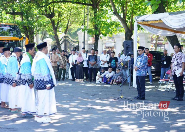Jemaah Haji Pati Diberangkatkan, Kastomo Doakan Jadi Haji Mabrur 25 Plt Bupati Pati Risma Ardhi Chandra melepas keberangkatan jemaah haji kloter 43 dan 49 di halaman pendopo pada Kamis, 7 Mei 2026. (Dok. Pemkab Pati/Lingkarjateng.id)