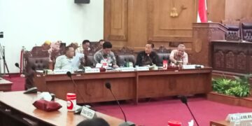Suwarno Minta Wacana Retribusi PKL di Pati Dievaluasi: Makan Sedikit Saja Dipajaki 13 Wakil Ketua Komisi A DPRD Pati Suwarno saat berpendapat dalam rapat paripurna pembahasan Raperda Perubahan Perda Retribusi dan Pajak Daerah, Senin, 11 Mei 2026. (Lingkarjateng.id)