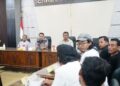 Respons Desakan Warga, Plt Bupati Pati Akan Batalkan Revisi Pajak UMKM 34 Pelaksana Tugas (Plt) Bupati Pati, Risma Ardhi Chandra melakukan dialog dengan Aliansi Masyarakat Pati Bersatu (AMPB) di Ruang Kembangjoyo Setda Pati, Sabtu, 23 Mei 2026. (Dok. Pemkab Pati/Lingkarjateng.id)