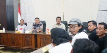 Respons Desakan Warga, Plt Bupati Pati Akan Batalkan Revisi Pajak UMKM 1 Pelaksana Tugas (Plt) Bupati Pati, Risma Ardhi Chandra melakukan dialog dengan Aliansi Masyarakat Pati Bersatu (AMPB) di Ruang Kembangjoyo Setda Pati, Sabtu, 23 Mei 2026. (Dok. Pemkab Pati/Lingkarjateng.id)