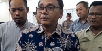 Pelaksana Tugas (Plt) Bupati Pati, Risma Ardhi Chandra diwawancara awak media usai melakukan dialog dengan Aliansi Masyarakat Pati Bersatu (AMPB) di Ruang Kembangjoyo Setda Pati, Sabtu, 23 Mei 2026. (Dok. Lingkarjateng Group Network)