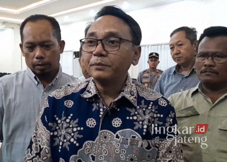 Respons Desakan Warga, Plt Bupati Pati Akan Batalkan Revisi Pajak UMKM 25 Pelaksana Tugas (Plt) Bupati Pati, Risma Ardhi Chandra diwawancara awak media usai melakukan dialog dengan Aliansi Masyarakat Pati Bersatu (AMPB) di Ruang Kembangjoyo Setda Pati, Sabtu, 23 Mei 2026. (Dok. Lingkarjateng Group Network)