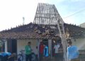 Atap Rumah Joglo di Gabus Pati Hancur Disambar Petir, Tak Ada Korban Jiwa 34 Warga membantu membersihkan puing-puing dan membantu memasangkan kembali genteng rumah milik Sumirah, warga Desa Penanggungan, Gabus, Pati usai disambar petir pada Senin, 25 Mei 2026 malam. (Dok. for Lingkarjateng.id)