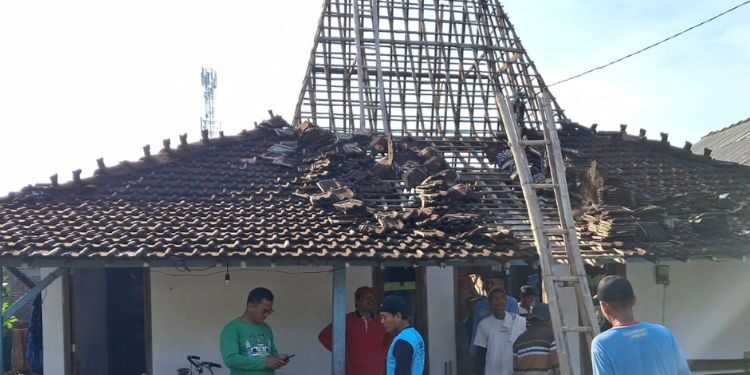 Warga membantu membersihkan puing-puing dan membantu memasangkan kembali genteng rumah milik Sumirah, warga Desa Penanggungan, Gabus, Pati usai disambar petir pada Senin, 25 Mei 2026 malam. (Dok. for Lingkarjateng.id)