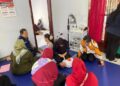 Petugas Dinsos Kabupaten Pekalongan memberikan layanan terapi kepada anak berkebutuhan khusus dalam kegiatan Mobile Therapy di kecamatan Doro. (Dok. Dinsos Kabupaten Pekalongan/Lingkarjateng.id)