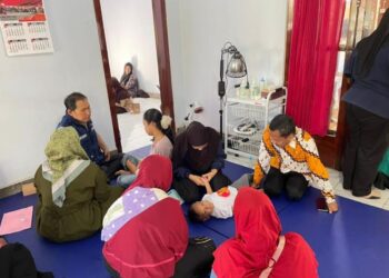Petugas Dinsos Kabupaten Pekalongan memberikan layanan terapi kepada anak berkebutuhan khusus dalam kegiatan Mobile Therapy di kecamatan Doro. (Dok. Dinsos Kabupaten Pekalongan/Lingkarjateng.id)