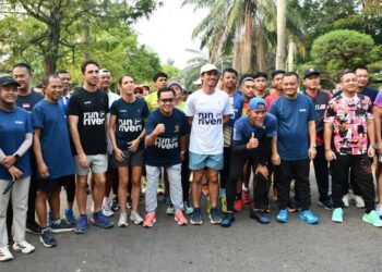 Plt Bupati Pekalongan Sukirman bersama Gubernur Jawa Tengah dan peserta mengikuti kegiatan Fun Run dalam Kampanye Sungai Bersih di Pekalongan Raya, Kamis, 7 Mei 2026. (Fahri Akbar/Lingkarjateng.id)