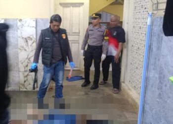 Ojol Meninggal Mendadak di Tempat Wudhu Masjid Karangsari Pekalongan, Sempat Batuk Darah 29 Petugas kepolisian bersama tim Inafis melakukan olah tempat kejadian perkara (TKP) di area tempat wudhu Masjid Pondok Pesantren Karangsari, Kecamatan Karanganyar, Kabupaten Pekalongan, Minggu, 10 Mei 2026. (Dok. Polres Pekalongan/Lingkarjateng.id)