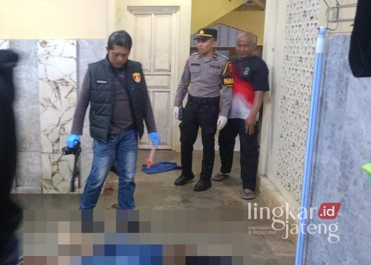 Ojol Meninggal Mendadak di Tempat Wudhu Masjid Karangsari Pekalongan, Sempat Batuk Darah 25 Petugas kepolisian bersama tim Inafis melakukan olah tempat kejadian perkara (TKP) di area tempat wudhu Masjid Pondok Pesantren Karangsari, Kecamatan Karanganyar, Kabupaten Pekalongan, Minggu, 10 Mei 2026. (Dok. Polres Pekalongan/Lingkarjateng.id)