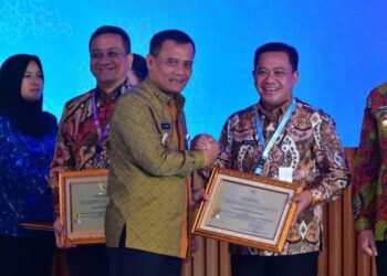 Plt Bupati Pekalongan Sukirman menerima penghargaan pertumbuhan PMDN tertinggi Jawa Tengah 2025 dari Gubernur Jawa Tengah Ahmad Luthfi dalam ajang CJIBF dan UMKM Gayeng 2026 di Semarang, Senin, 11 Mei 2026. (Dok. Prokompim Kabupaten Pekalongan/Lingkarjateng.id)
