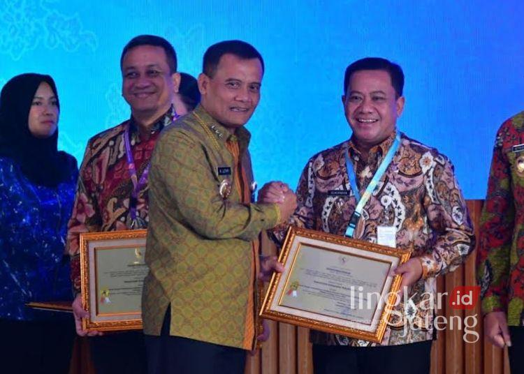 Realisasi Investasi PMDN Kabupaten Pekalongan Tertinggi di Jateng 25 Plt Bupati Pekalongan Sukirman menerima penghargaan pertumbuhan PMDN tertinggi Jawa Tengah 2025 dari Gubernur Jawa Tengah Ahmad Luthfi dalam ajang CJIBF dan UMKM Gayeng 2026 di Semarang, Senin, 11 Mei 2026. (Dok. Prokompim Kabupaten Pekalongan/Lingkarjateng.id)