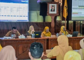 Asisten Administrasi Umum Setda Kabupaten Pekalongan Ari Lailani saat membuka kegiatan Fasilitasi Reformasi Birokrasi Tahun 2026 di Aula Setda, Selasa, 12 Mei 2026. (Fahri Akbar/Lingkarjateng.id)