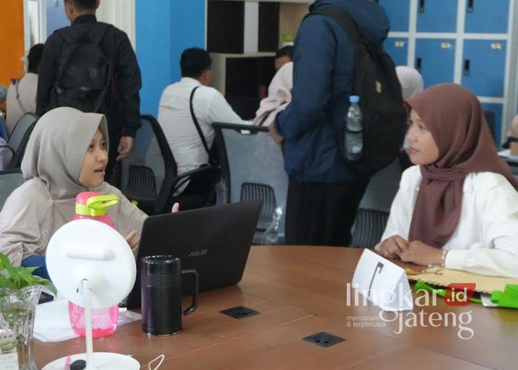 Antusiasme Tinggi, Pendaftar Petugas Sensus Ekonomi di Pekalongan Tembus 1.826 Orang 25 Proses seleksi wawancara calon mitra statistik tambahan Sensus Ekonomi 2026 oleh BPS Kabupaten Pekalongan. (Fahri Akbar/Lingkarjateng.id)