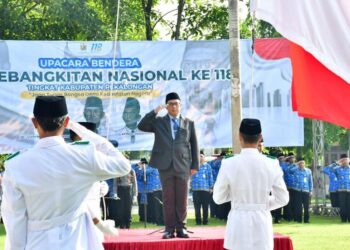 Sekda Kabupaten Pekalongan M. Yulian Akbar memimpin upacara peringatan Hari Kebangkitan Nasional ke-118 di Lapangan Belakang Setda Kabupaten Pekalongan, Rabu, 20 Mei 2026. (Fahri Akbar/Lingkarjateng.id)