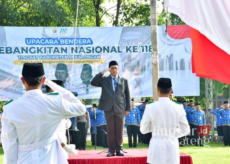 Harkitnas ke-118, Pemkab Pekalongan Soroti Perlindungan Anak Melalui PP Tunas 25 Sekda Kabupaten Pekalongan M. Yulian Akbar memimpin upacara peringatan Hari Kebangkitan Nasional ke-118 di Lapangan Belakang Setda Kabupaten Pekalongan, Rabu, 20 Mei 2026. (Fahri Akbar/Lingkarjateng.id)