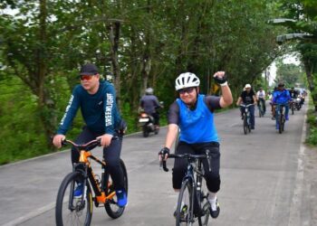 Plt. Bupati Pekalongan Sukirman bersama jajaran kepala perangkat daerah melakukan kegiatan gowes pagi sejauh 30 kilometer dan meninjau Bendungan Gembiro di Desa Bukur, Jumat, 22 Mei 2026. (Fahri Akbar/Lingkarjateng.id)