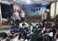 Petugas Polsek Doro mengamankan puluhan pelajar yang melakukan konvoi kelulusan dengan sepeda motor berknalpot brong di Jalan Raya Doro–Petungkriyono, Kabupaten Pekalongan, Minggu, 24 Mei 2026. (Dok. Polres Pekalongan/Lingkarjateng.id)