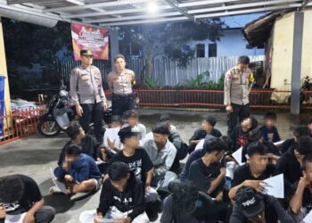 Petugas Polsek Doro mengamankan puluhan pelajar yang melakukan konvoi kelulusan dengan sepeda motor berknalpot brong di Jalan Raya Doro–Petungkriyono, Kabupaten Pekalongan, Minggu, 24 Mei 2026. (Dok. Polres Pekalongan/Lingkarjateng.id)