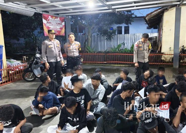 Resahkan Warga, Aksi Konvoi Pelajar Berknalpot Brong di Pekalongan Ditertibkan Polisi 25 Petugas Polsek Doro mengamankan puluhan pelajar yang melakukan konvoi kelulusan dengan sepeda motor berknalpot brong di Jalan Raya Doro–Petungkriyono, Kabupaten Pekalongan, Minggu, 24 Mei 2026. (Dok. Polres Pekalongan/Lingkarjateng.id)