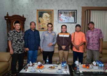 Plt Bupati Pekalongan Sukirman menerima kunjungan kerja Anggota DPR RI Rizal Bawazier di Rumah Dinas Wakil Bupati Pekalongan, Minggu, 24 Mei 2026. (Fahri Akbar/Lingkarjateng.id)