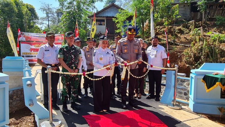Bupati Kendal Dyah Kartika Permanasari dan Kapolres Kendal AKBP Hendry Susanto Sianipar meresmikan Jembatan Merah Putih Presesi di Dusun Tembelang Sudodadi Patean, Rabu (13/5). Foto : Winda/Lingkar