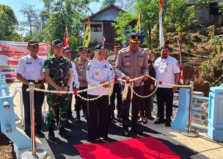 Resmikan Jembatan Merah Putih Presisi, Bupati Kendal : Perkuat Akses dan Ekonomi Warga di Sudodadi Patean 25 Bupati Kendal Dyah Kartika Permanasari dan Kapolres Kendal AKBP Hendry Susanto Sianipar meresmikan Jembatan Merah Putih Presesi di Dusun Tembelang Sudodadi Patean, Rabu (13/5). Foto : Winda/Lingkar