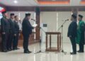 Ketua DPRD Kota Salatiga Dance Ishak Palit melantik Sularman sebagai anggota DPRD melalui mekanisme pergantian antar waktu (PAW) di Ruang Bhineka Tunggal Ika, Senin, 18 Mei 2026. (Angga Rosa/Lingkarjateng.id)