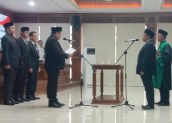 Ketua DPRD Kota Salatiga Dance Ishak Palit melantik Sularman sebagai anggota DPRD melalui mekanisme pergantian antar waktu (PAW) di Ruang Bhineka Tunggal Ika, Senin, 18 Mei 2026. (Angga Rosa/Lingkarjateng.id)
