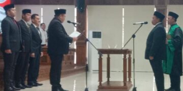 Ketua DPRD Kota Salatiga Dance Ishak Palit melantik Sularman sebagai anggota DPRD melalui mekanisme pergantian antar waktu (PAW) di Ruang Bhineka Tunggal Ika, Senin, 18 Mei 2026. (Angga Rosa/Lingkarjateng.id)