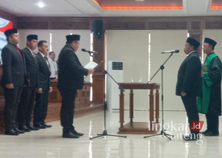 Sularman Dilantik Jadi Anggota DPRD Salatiga lewat PAW, Gantikan Heru Prastyo 25 Ketua DPRD Kota Salatiga Dance Ishak Palit melantik Sularman sebagai anggota DPRD melalui mekanisme pergantian antar waktu (PAW) di Ruang Bhineka Tunggal Ika, Senin, 18 Mei 2026. (Angga Rosa/Lingkarjateng.id)
