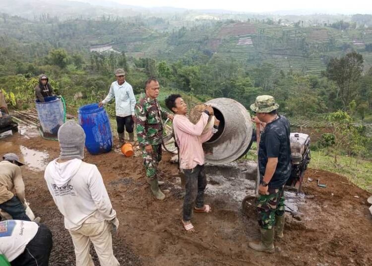 Sejumlah ersonel TNI bersama warga gotong royong melakukan pembangunan jalan cor blok pada TMMD Sengkuyung Tahap II Tahun 2026 di Desa Bringinsari. Foto : Elza Nur Fauziah/ Lingkar