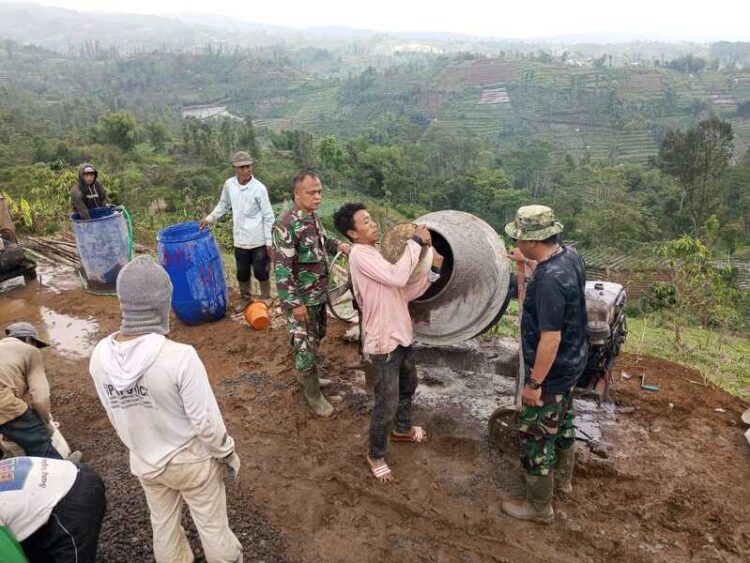 Sejumlah ersonel TNI bersama warga gotong royong melakukan pembangunan jalan cor blok pada TMMD Sengkuyung Tahap II Tahun 2026 di Desa Bringinsari. Foto : Elza Nur Fauziah/ Lingkar