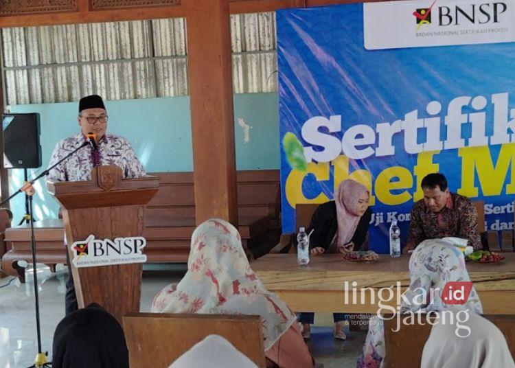 Rembang Perkuat Kualitas Layanan Gizi lewat Sertifikasi Chef MBG 25 Ketua Satgas MBG Rembang, M. Hanies Cholil Barro’ menyampaikan sambutan dalam kegiatan uji kompetensi Chef Makanan Bergizi Gratis (MBG) di Pendapa SPPG Pasar Banggi, Sabtu, 9 Mei 2026. (Dok. for Lingkarjateng.id)