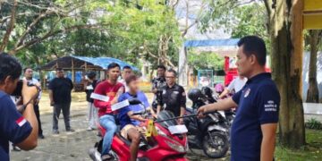 Tersangka Agus Mak’ruf (22) memperagakan pembunuhan hingga upaya menghilangkan jejak korban pembunuhan dalam rekonstruksi di kawasan Taman Kota Rembang, Senin, 25 Mei 2026. (Vicky Rio/Lingkarjateng.id)