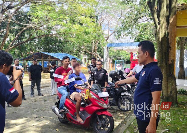 Rekonstruksi Pembunuhan Remaja di Sedan Rembang, Begini Kronologi Aksi Pelaku 25 Tersangka Agus Mak’ruf (22) memperagakan pembunuhan hingga upaya menghilangkan jejak korban pembunuhan dalam rekonstruksi di kawasan Taman Kota Rembang, Senin, 25 Mei 2026. (Vicky Rio/Lingkarjateng.id)